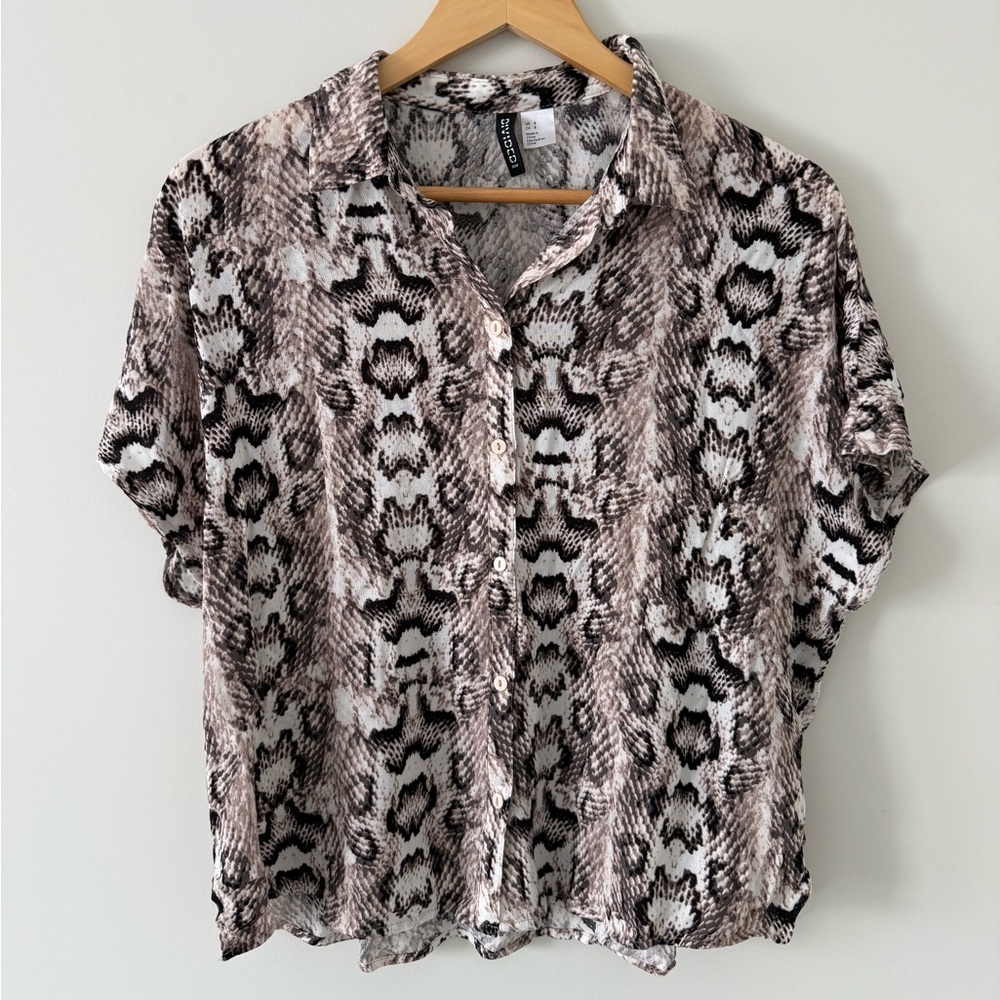 H&M | Beige/ Snake Print Short Sleeve Button Front (size 8)